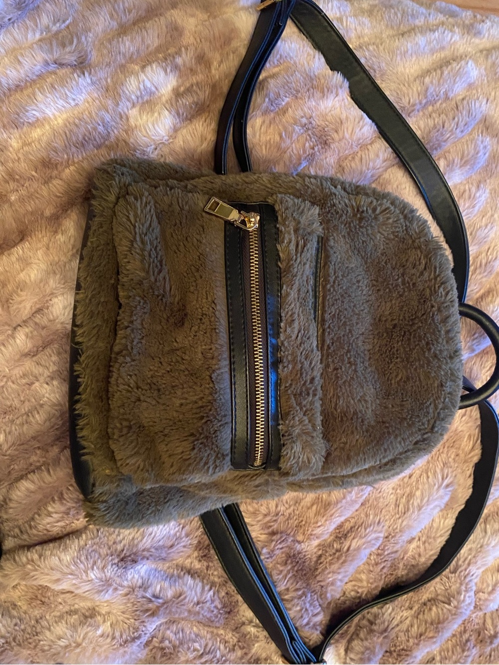 Olive green faux fur mini backpack 💚🩶